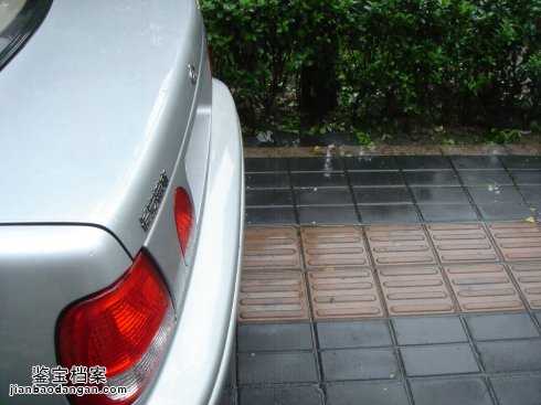 小汽車占用盲道