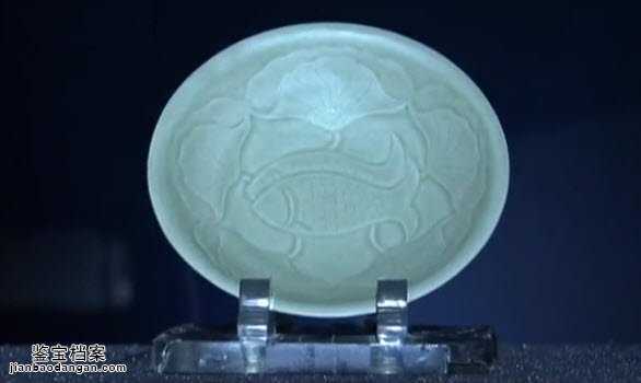 北宋越窯青釉荷葉雙魚(yú)紋盤(pán)