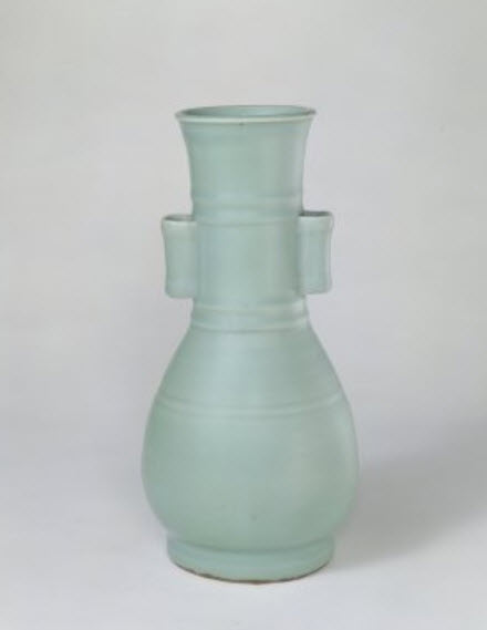 龍泉窯青釉貫耳弦紋瓶