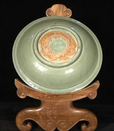 元朝龍泉窯刻花大盤