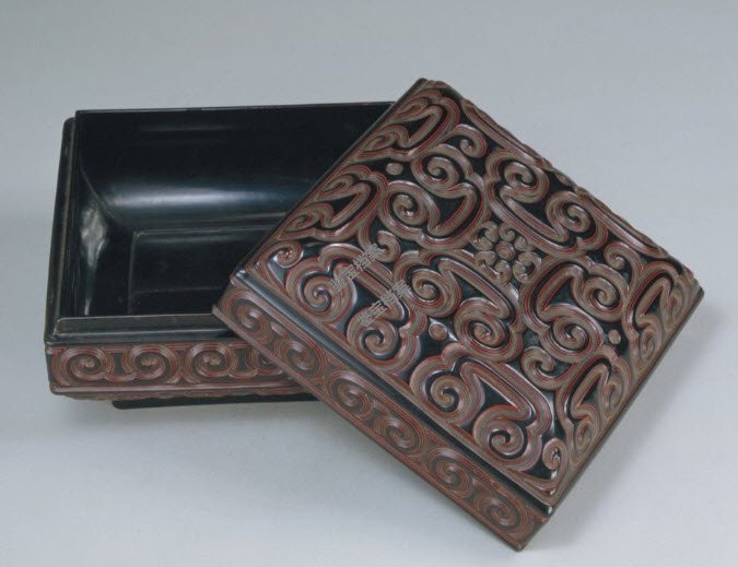 清乾隆剔犀如意云紋方盒