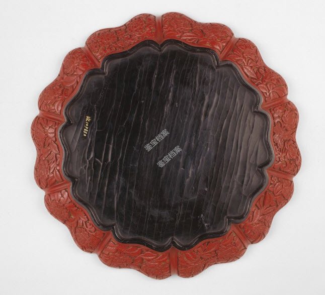 明永樂剔紅仙山洞府紋葵瓣式盤底