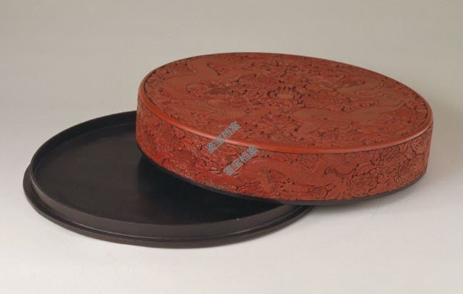 剔紅雙龍牡丹紋圓盒打開狀