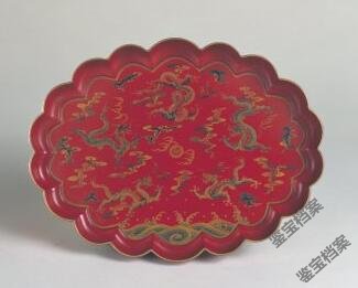 清雍正彩漆描金云龍紋菊瓣式盤心