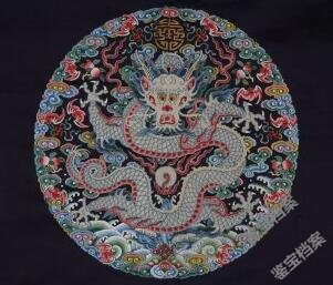 清乾隆石青色緞緝米珠繡四團(tuán)云龍夾袞服正龍紋飾